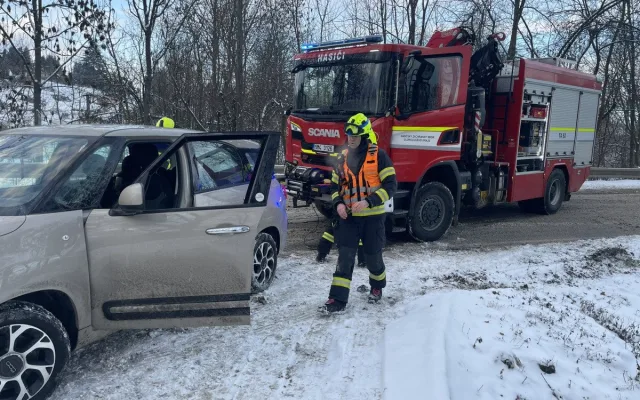 Sníh potrápil řidiče v kraji. Jedno z aut viselo ve srázu u Plumlova