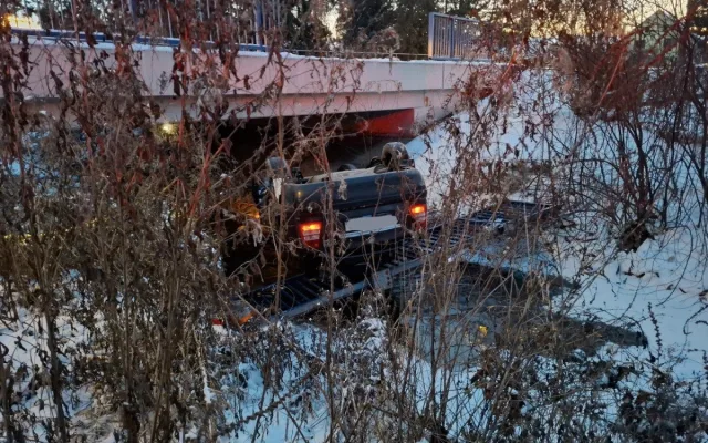 Auto ve srázu i v potoce. Sníh potrápil řidiče v Olomouckém kraji