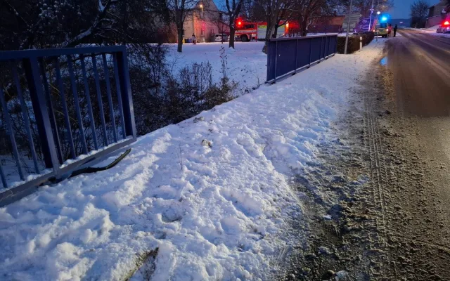 Auto ve srázu i v potoce. Sníh potrápil řidiče v Olomouckém kraji