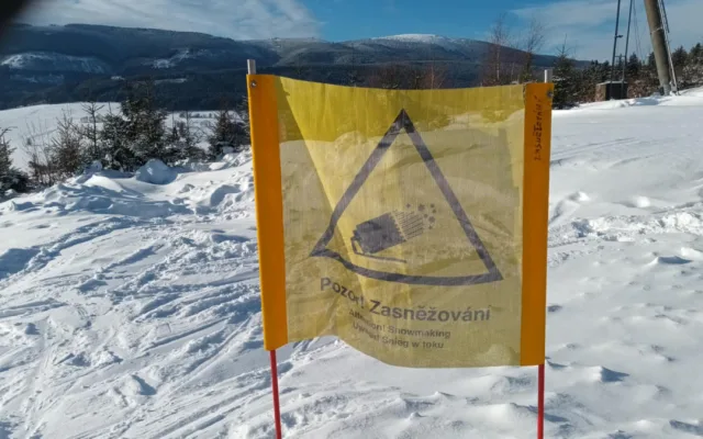 FOTOGALERIE: Do Jeseníků se vrátila pravá ladovská zima, slunce i sněžení. Hory zaplavili lyžaři