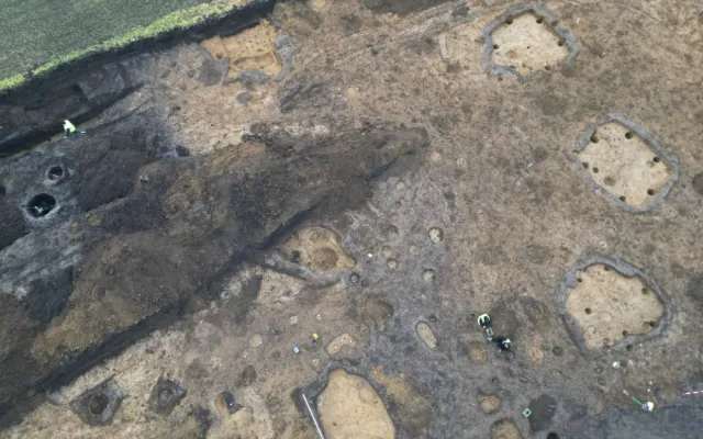 Pravěké studny u Kojetína. Archeologové tam objevili přes 1200 objektů