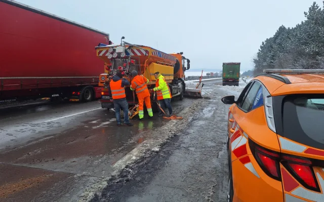 VIDEO: Auta v příkopech, nehody na dálnici. Kalamita zasáhla Olomoucký kraj