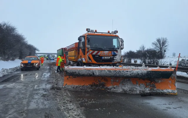 VIDEO: Auta v příkopech, nehody na dálnici. Kalamita zasáhla Olomoucký kraj