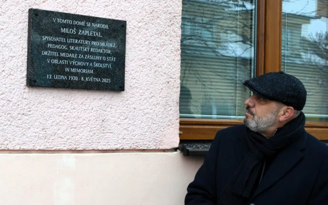 Legendě českého skautingu Miloši Zapletalovi odhalili na rodném domě pamětní desku