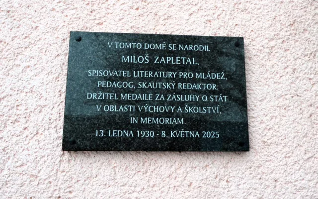 Legendě českého skautingu Miloši Zapletalovi odhalili na rodném domě pamětní desku