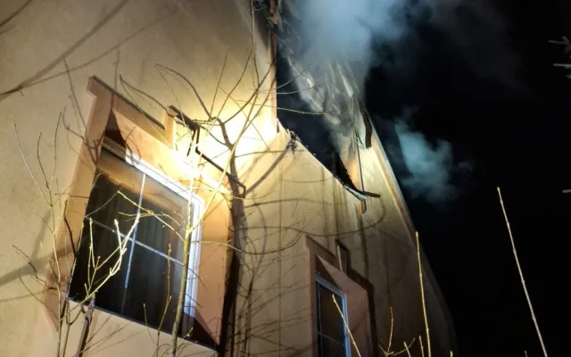 V Moravském Berouně shořelo druhé patro rodinného domu. Majitel se nadýchal zplodin