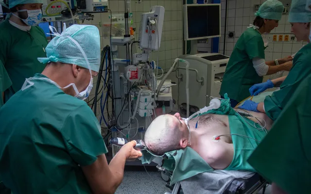 Neurochirurgická operace psychiatrického pacienta ve FN Olomouc
