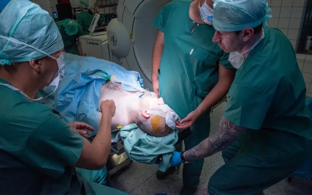 Neurochirurgická operace psychiatrického pacienta ve FN Olomouc