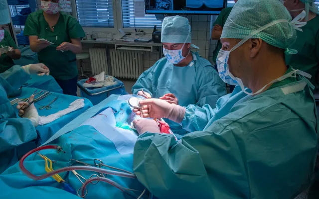 Neurochirurgická operace psychiatrického pacienta ve FN Olomouc