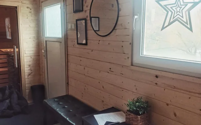 Sauna ve Výklekách. Oblíbený lom nabízí zážitek i v zimě, lidé si mohou vysekat svou díru v ledu