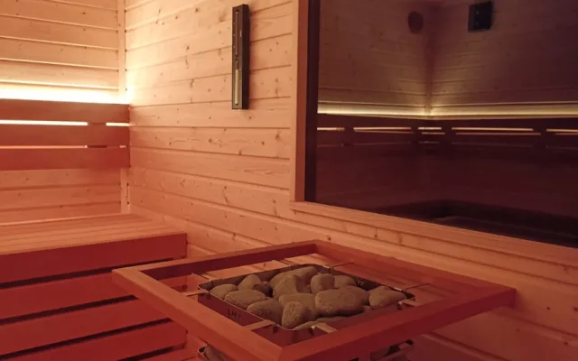 Sauna ve Výklekách. Oblíbený lom nabízí zážitek i v zimě, lidé si mohou vysekat svou díru v ledu