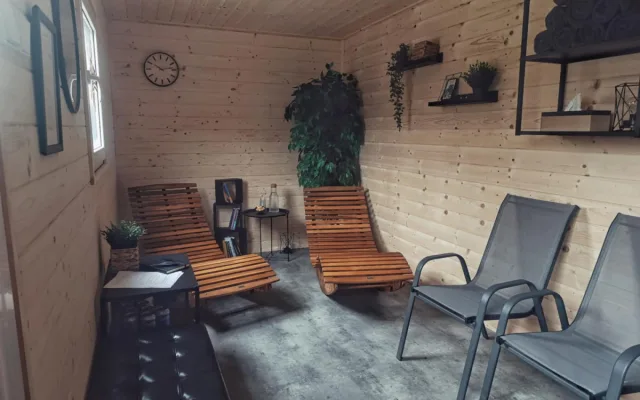 Sauna ve Výklekách. Oblíbený lom nabízí zážitek i v zimě, lidé si mohou vysekat svou díru v ledu