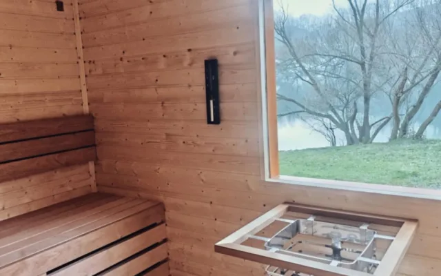 Sauna ve Výklekách. Oblíbený lom nabízí zážitek i v zimě, lidé si mohou vysekat svou díru v ledu
