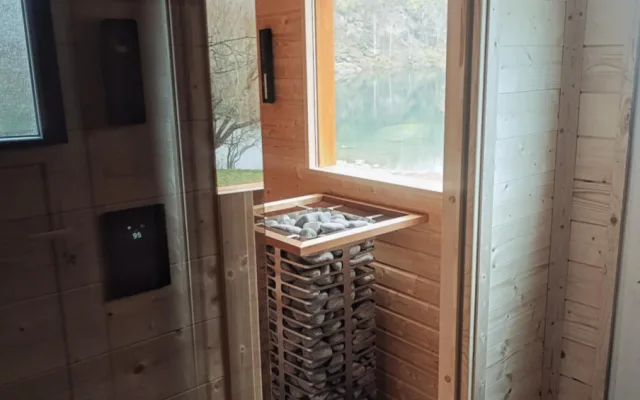 Sauna ve Výklekách. Oblíbený lom nabízí zážitek i v zimě, lidé si mohou vysekat svou díru v ledu