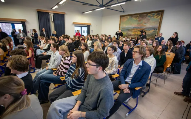 FOTO, VIDEO: Prezident ohromil studenty gymnázia v Olomouci. Loučili se ovací ve stoje