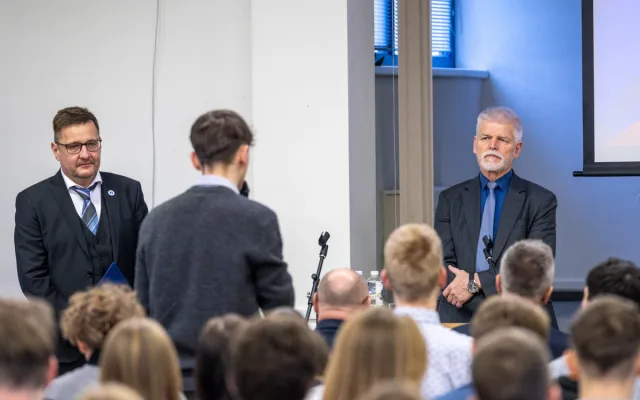 FOTO, VIDEO: Prezident ohromil studenty gymnázia v Olomouci. Loučili se ovací ve stoje