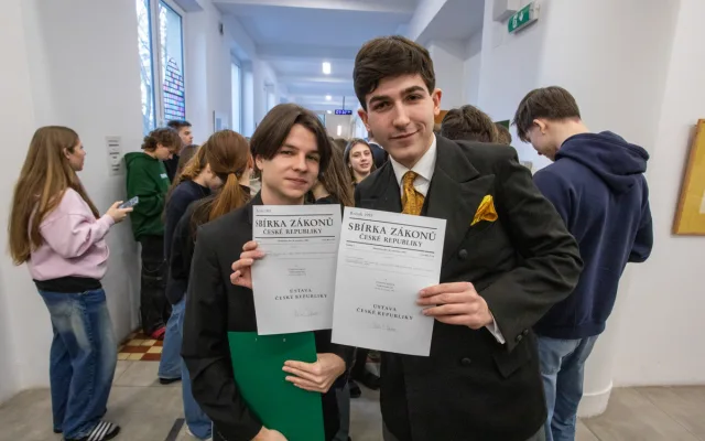 FOTO, VIDEO: Prezident ohromil studenty gymnázia v Olomouci. Loučili se ovací ve stoje