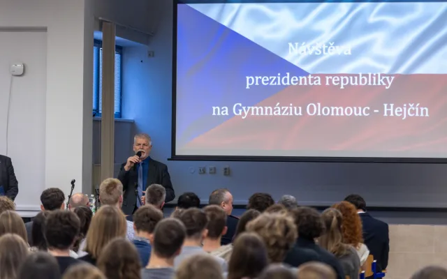 FOTO, VIDEO: Prezident ohromil studenty gymnázia v Olomouci. Loučili se ovací ve stoje
