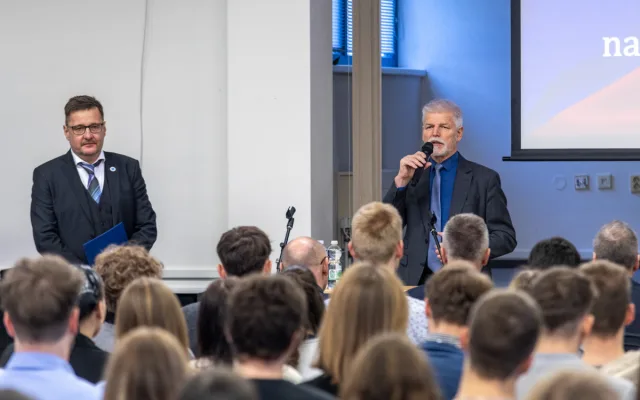FOTO, VIDEO: Prezident ohromil studenty gymnázia v Olomouci. Loučili se ovací ve stoje