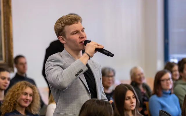 FOTO, VIDEO: Prezident ohromil studenty gymnázia v Olomouci. Loučili se ovací ve stoje