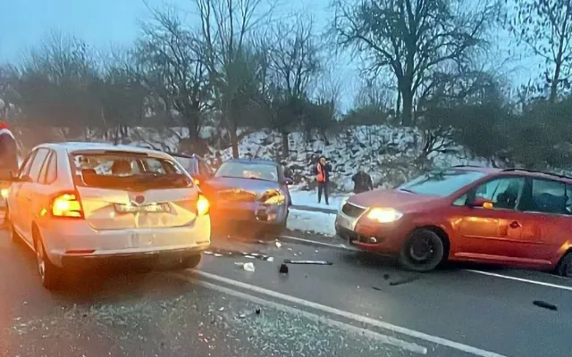 Na namrzlém povrchu došlo v Olomouckém kraji k desítkám nehod