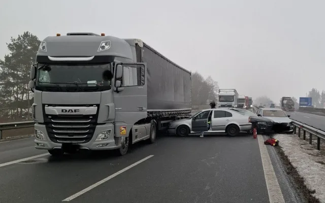 Hromadná nehoda u Hněvotína i havárie na dálnici. Ledovka zaskočila řidiče
