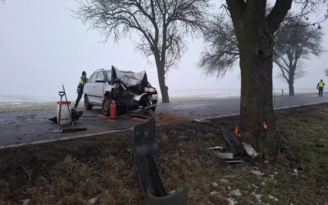 Hromadná nehoda u Hněvotína i havárie na dálnici. Ledovka zaskočila řidiče