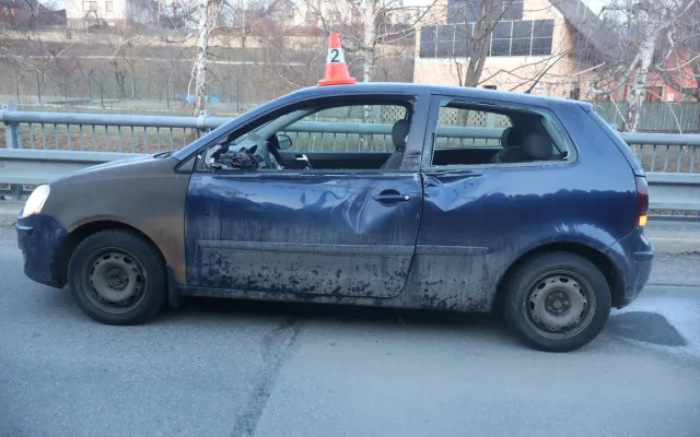 Mladá řidička narazila do kamene a auta v protisměru. Neoškrábala si čelní sklo