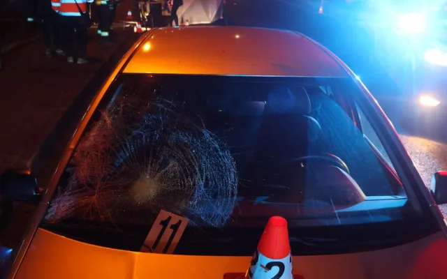 Seniorka na elektrokole nedala v České Vsi přednost a srazilo ji auto. Zraněním podlehla
