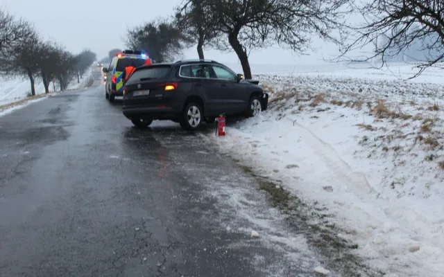 Na Přerovsku auto dostalo na náledí smyk a narazilo do stromu. Škoda je přes čtvrt milionu