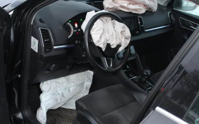 Na Přerovsku auto dostalo na náledí smyk a narazilo do stromu. Škoda je přes čtvrt milionu