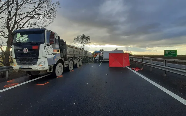 Tragická nehoda na D35 u Litovle. Na dálnici zemřel řidič dodávky