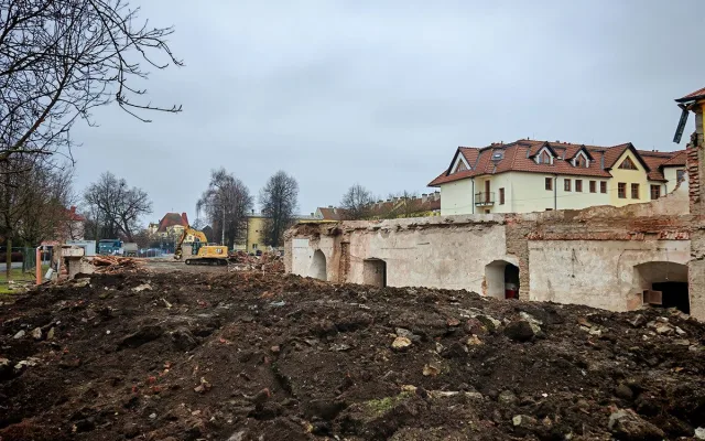 V areálu u centra Litovle finišují demoliční práce
