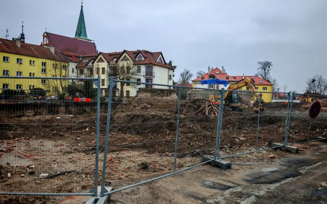 V areálu u centra Litovle finišují demoliční práce