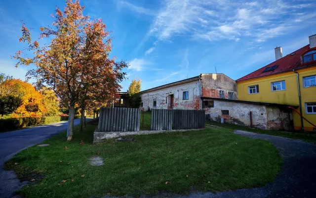 Areál u centra Litovle před zahájením demolice