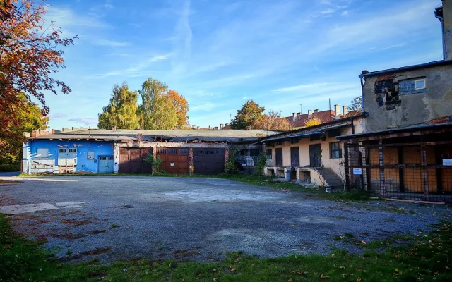 Areál u centra Litovle před zahájením demolice