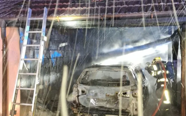 Noční požár na Přerovsku zdevastoval auto i přístřešek, škoda překročí milion