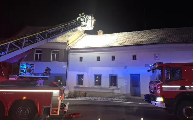 V Charvátech hořely dva domy, oheň nezasáhl obytné prostory. Škoda půjde do milionu