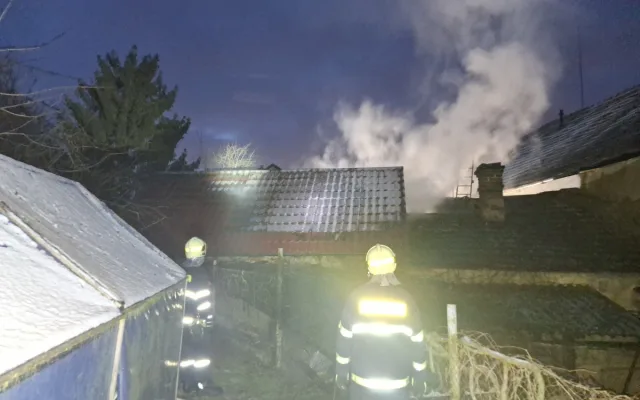 V Charvátech hořely dva domy, oheň nezasáhl obytné prostory. Škoda půjde do milionu