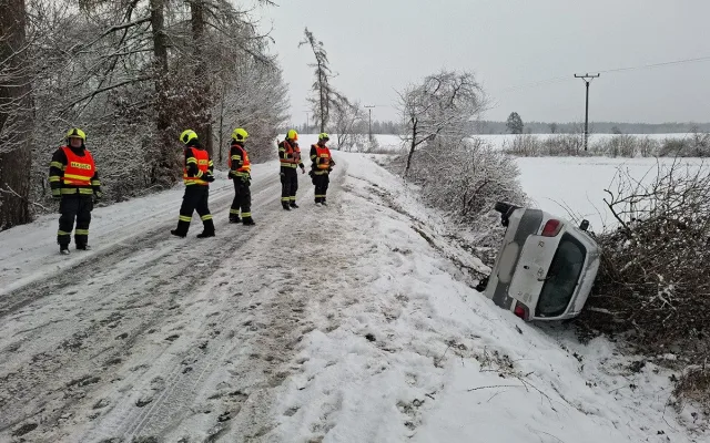 Zpoždění MHD v Olomouci i havárie na D1. Sníh ráno ochromil dopravu
