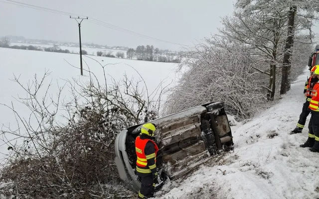 Zpoždění MHD v Olomouci i havárie na D1. Sníh ráno ochromil dopravu