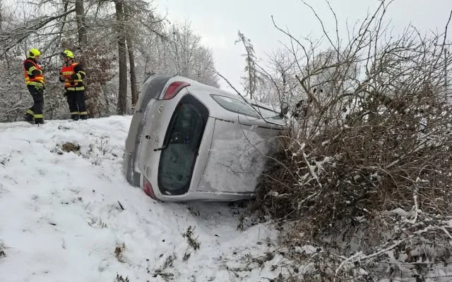 Zpoždění MHD v Olomouci i havárie na D1. Sníh ráno ochromil dopravu