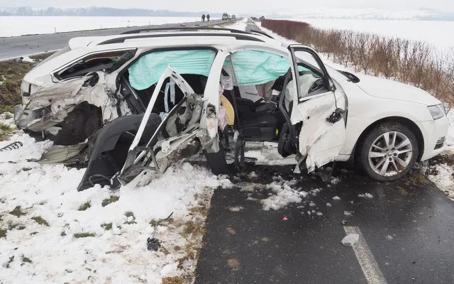 Bodl taxikářku, pak smetl náhodné auto. Sebevrah na Šumpersku málem zabil tři lidi