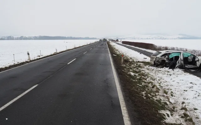Bodl taxikářku, pak smetl náhodné auto. Sebevrah na Šumpersku málem zabil tři lidi