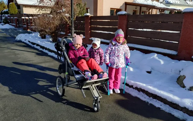 Rodina z České Vsi potřebuje pomoc. Dvě dcery trpí bolestmi, jedna má vývojové onemocnění