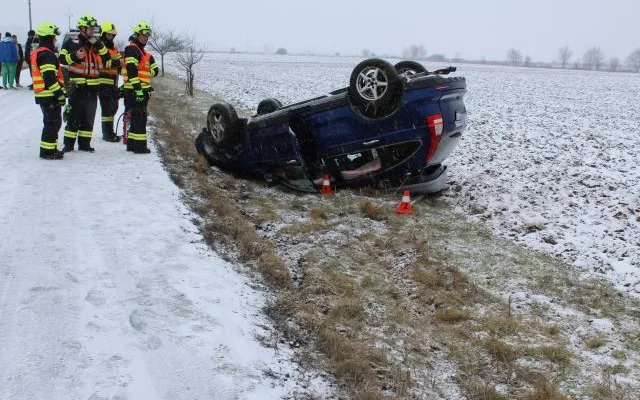 Osmnáctiletý řidič převrátil na Přerovsku auto se čtyřmi lidmi na střechu. Na sněhu jel rychle