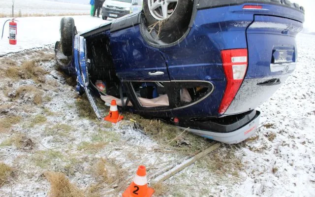 Osmnáctiletý řidič převrátil na Přerovsku auto se čtyřmi lidmi na střechu. Na sněhu jel rychle