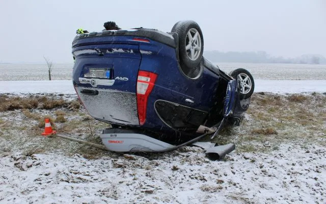 Osmnáctiletý řidič převrátil na Přerovsku auto se čtyřmi lidmi na střechu. Na sněhu jel rychle