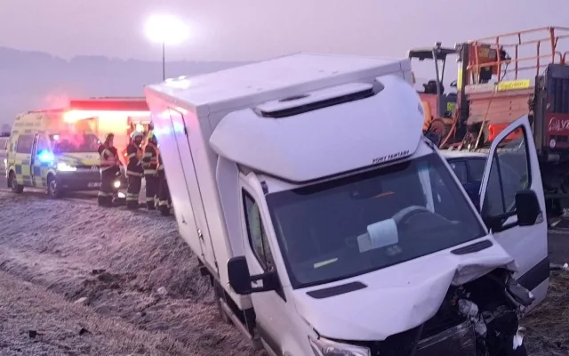Smrtelná nehoda na Šumpersku. Muže smetlo odstavené auto po nárazu dodávky