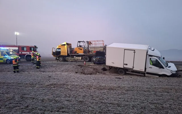 Smrtelná nehoda na Šumpersku. Muže smetlo odstavené auto po nárazu dodávky